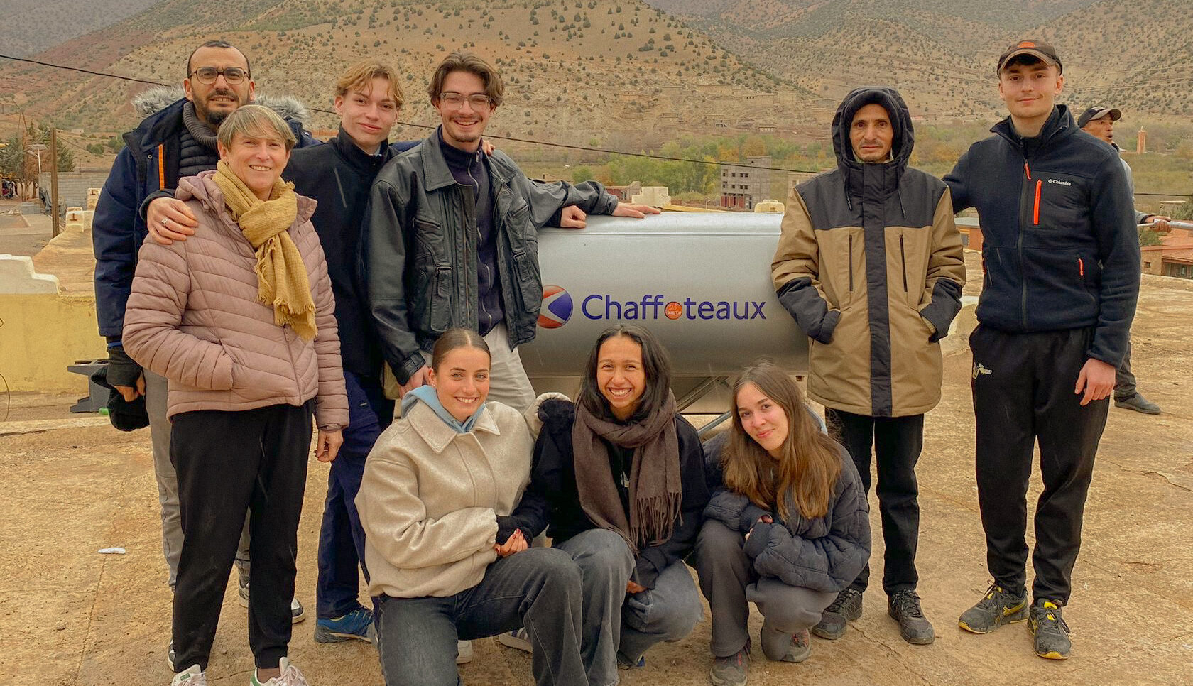 L'équipe devant le chauffe-eau solaire financé