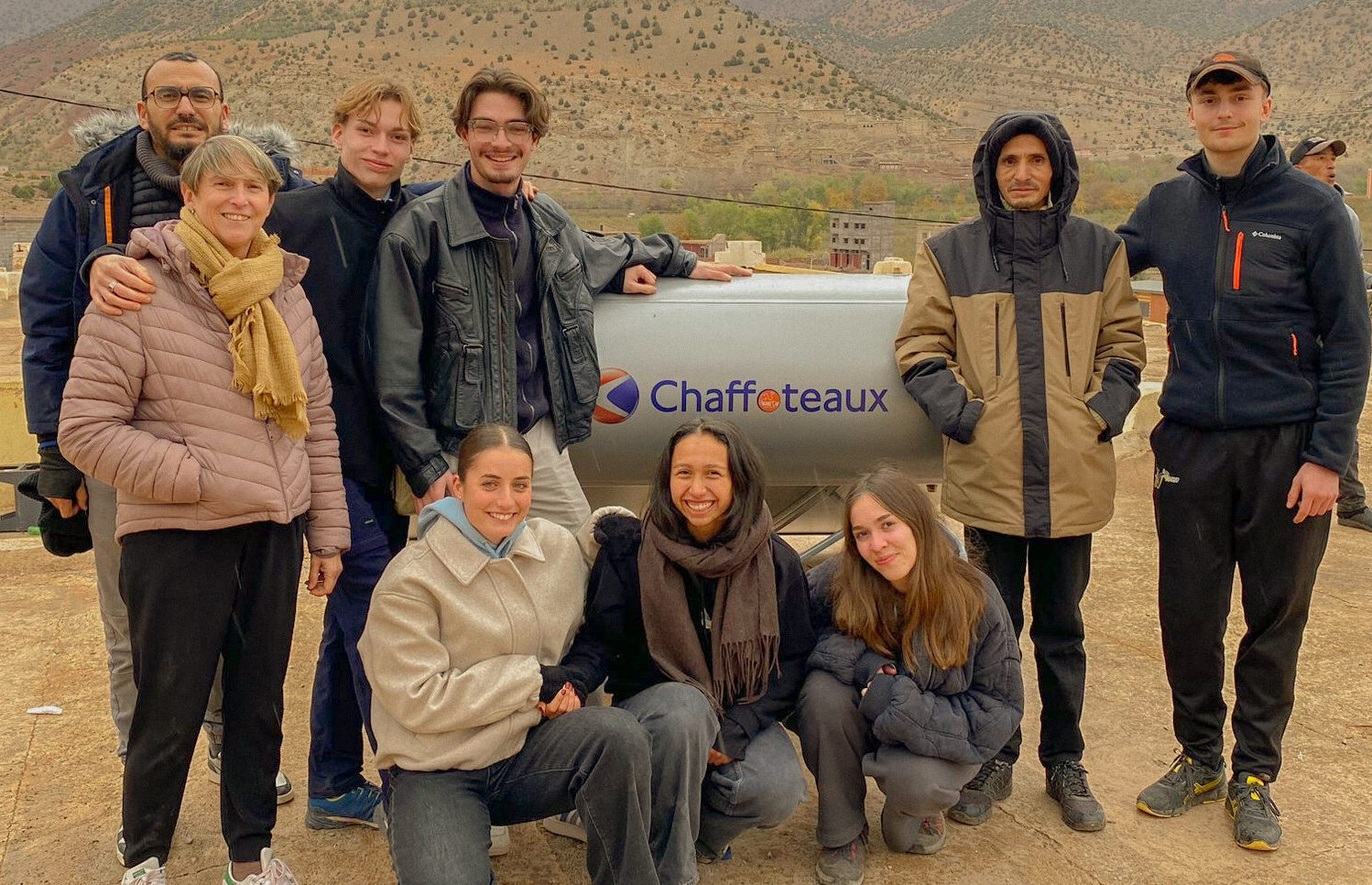 L'équipe devant le chauffe-eau solaire financé