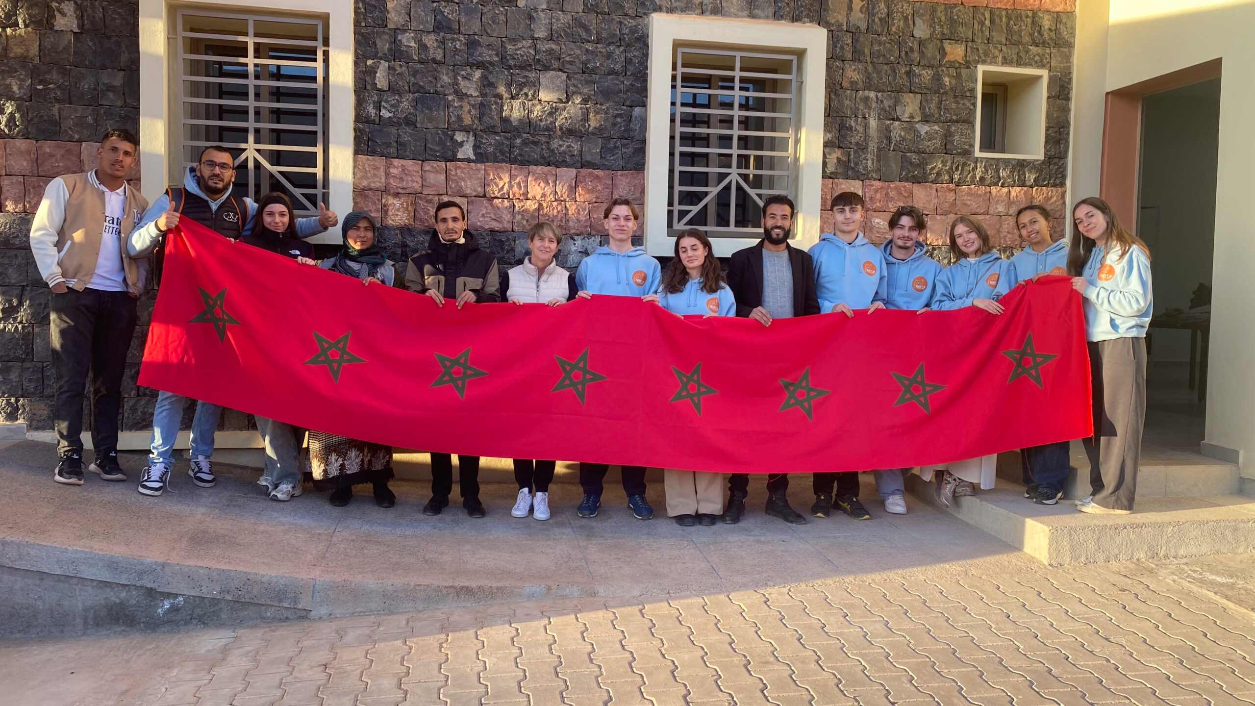 la team avec l'équipe pédagogique de l'internat, devant l'internat