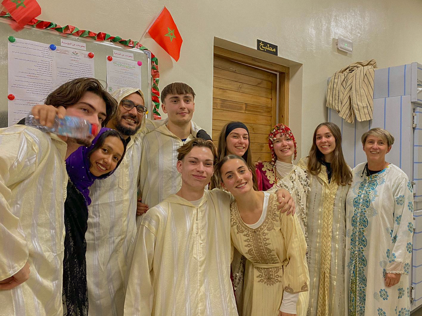 l'équipe au complet en habits traditionnels